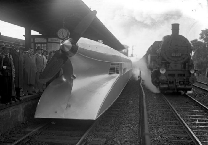 รถไฟความเร็วสูง Schienen-Zeppelin จอดที่สถานีกรุง Berlin