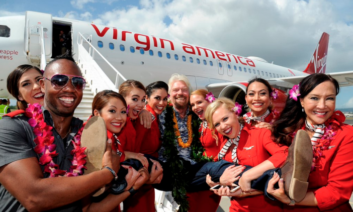 Richard Branson ขณะถ่ายภาพร่วมกับพนักงานสายการบิน Virgin ที่มาของภาพ : https://twitter.com/richardbranson/media