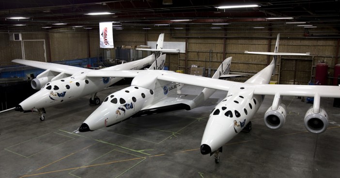 ยานอวกาศ SpaceShipTwo ติดอยู่ใต้ท้องของเครื่องบิน White Knight Two ที่มาของภาพ : virgingalactic.com