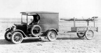 จรวดเชื้อเพลิงเหลวแบบแรกของโลก ( Liquid-propellant rocket ) Dr. Goddard Transports Rocket