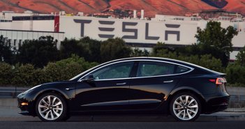 Elon Musk เปิดเผยภาพรถยนต์พลังงานไฟฟ้า Tesla Model 3 ที่ออกจากสายการผลิตเป็นคันแรก