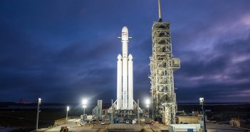 จรวด Falcon Heavy ถูกติดตั้งบนฐานพร้อมปล่อยขึ้นสู่อวกาศ