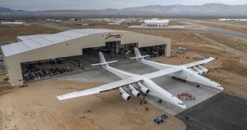 เครื่องบิน Stratolaunch ทดสอบวิ่งบนรันเวย์ก่อนทดสอบบินครั้งแรกภายในปี 2019