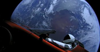 SpaceX ประสบความสำเร็จในการทดสอบจรวด Falcon Heavy ส่งรถยนต์พลังงานไฟฟ้า Tesla Roadster ไปดาวอังคาร