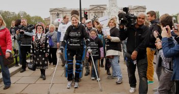 Claire Lomas ผู้พิการคนแรกของโลกที่วิ่งมาราธอนสำเร็จด้วยการสวมชุดหุ่นยนต์ ReWalk Robotic Suit