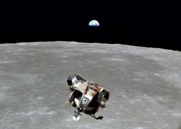 (ภาพเหตุการณ์จริง) ยานลูน่า (Lunar Module) ฉากหลังเป็นโลกและดวงจันทร์