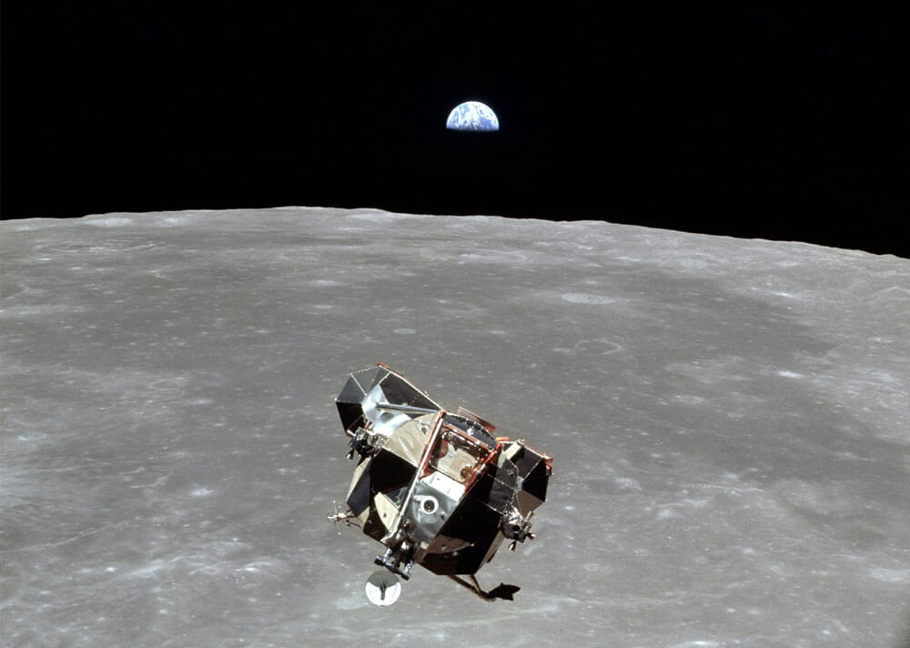 (ภาพเหตุการณ์จริง) ยานลูน่า (Lunar Module) ฉากหลังเป็นโลกและดวงจันทร์ 