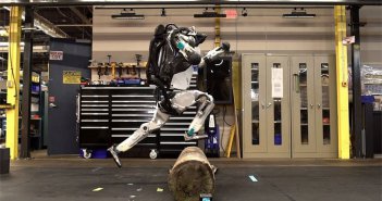 หุ่นยนต์ Atlas อัพเดทสามารถวิ่งข้ามสิ่งกีดขวางและกระโดดขึ้นที่สูง atlas-robot-parkour-boston-dynamics