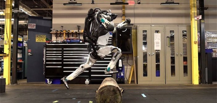 หุ่นยนต์ Atlas อัพเดทสามารถวิ่งข้ามสิ่งกีดขวางและกระโดดขึ้นที่สูง atlas-robot-parkour-boston-dynamics