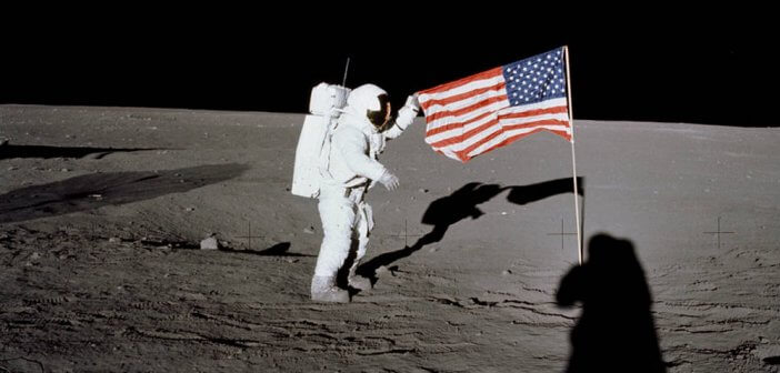 ยานอะพอลโล 12 เดินทางลงจอดบนผิวดวงจันทร์ apollo-12-on-the-moon